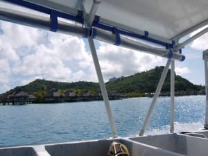 モツタプへ移動するためにボートに乗る。