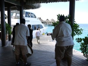 帰りは演奏で見送ってくれた。