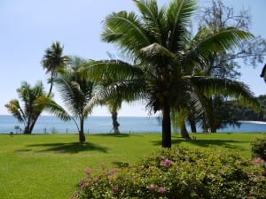 ラディソンホテルから見えた海。砂浜は白ではなく、黒っぽかった。