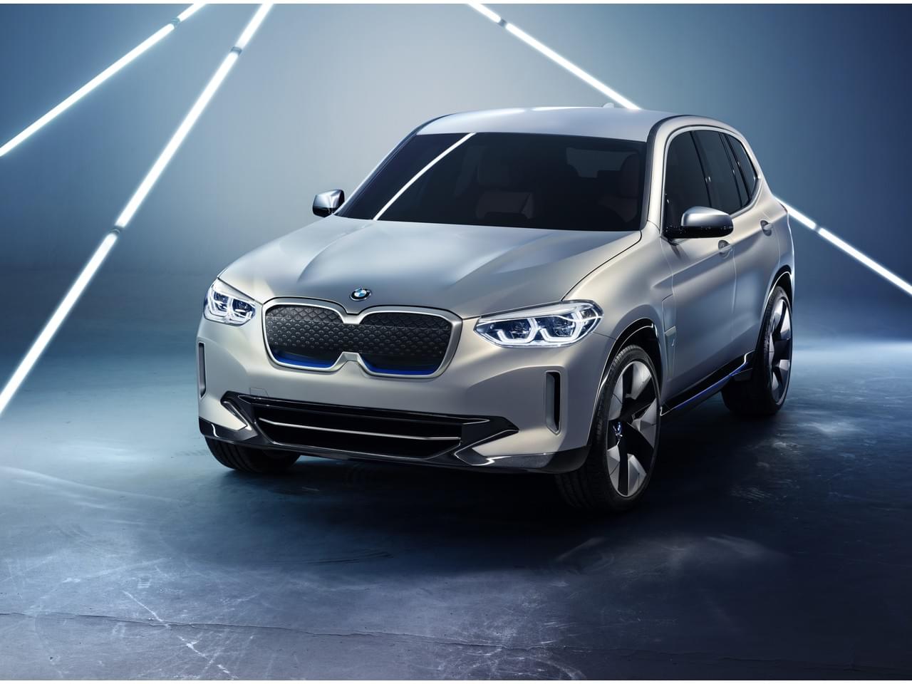 BMW подготвя почвата за първи електрически кросоувър