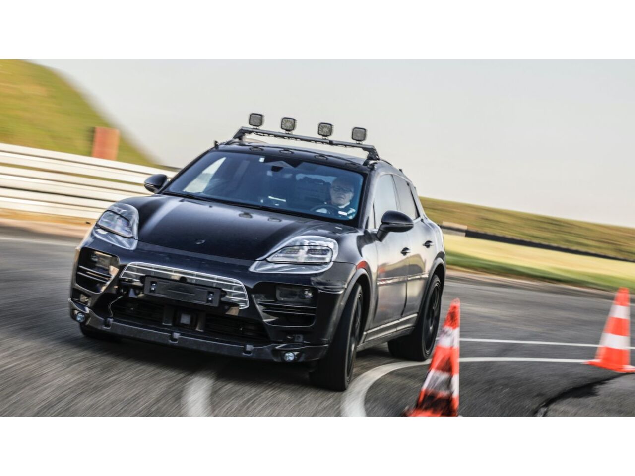 Porsche тества в реални условия бъдещия електрически Macan