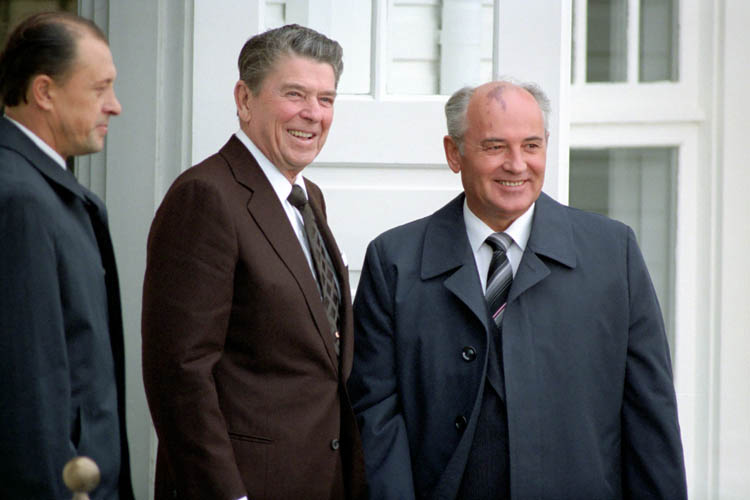 Presidente Ronald Reagan secretario general Union sovietica Mikhail Gorbachev