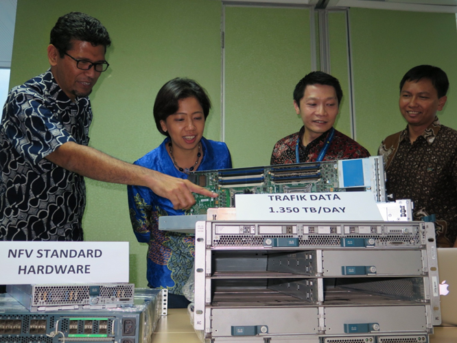 Yessie D. Yosetya (second from left) - Chief Service Management Officer at PT XL Axiata, demoing Cisco NFV Solution to attendees.