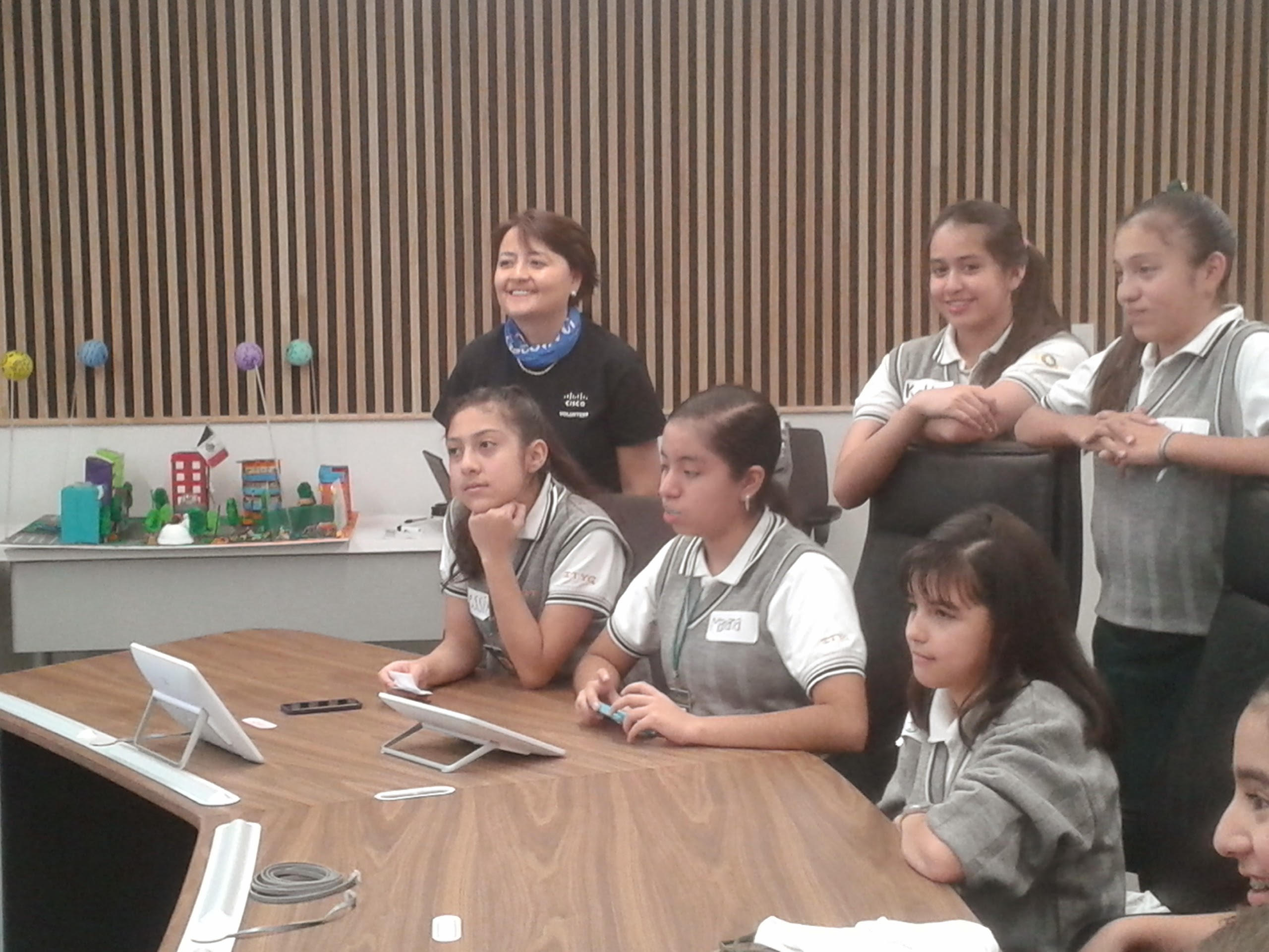 Luisa showing kids Cisco technologies.