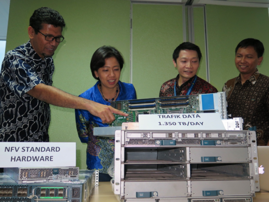 Yessie D. Yosetya (second from left) - Chief Service Management Officer at PT XL Axiata, demoing Cisco NFV Solution to attendees.