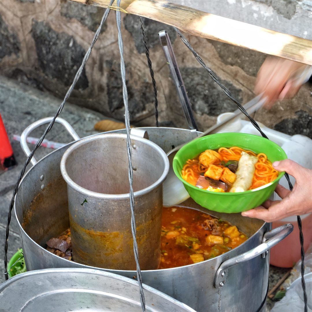 Gánh canh bún vỉa hè