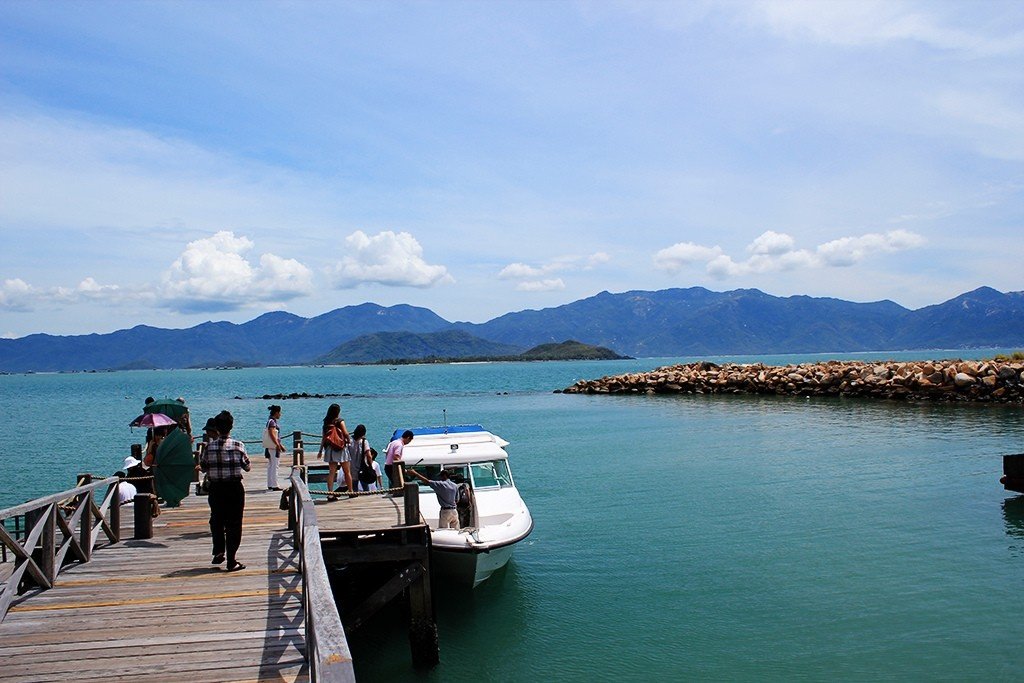 Passenger can choose canoeing to go to Ninh Van Bay faster.