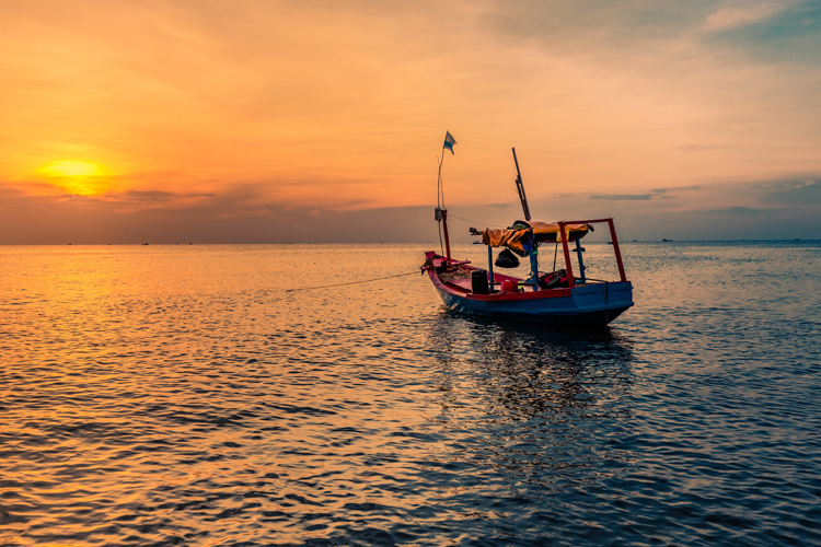 Ngắm hoàng hôn trên biển