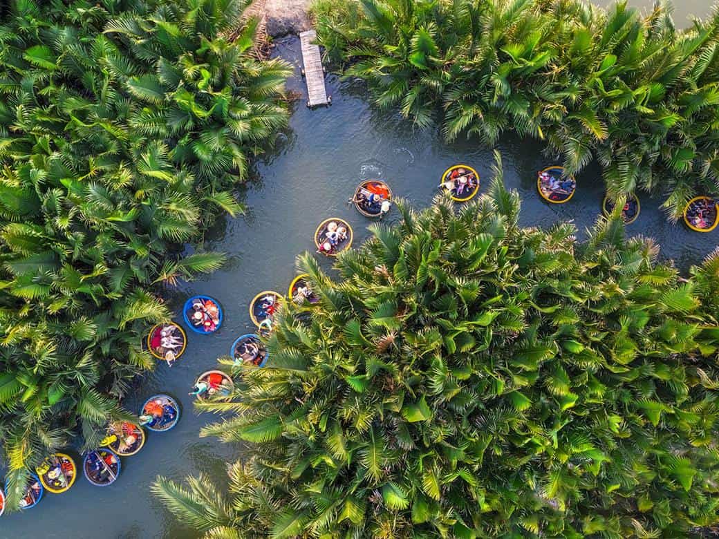 Chèo thuyền tham quan rừng dừa Bảy Mẫu