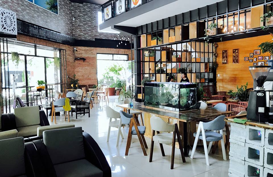 Bước vào quán cà phê đẹp Buôn Ma Thuột, bạn sẽ cảm nhận được sự tinh tế và đẳng cấp trong thiết kế nội thất cùng không gian xanh mát, thơm ngon. Đặc biệt, quán còn sở hữu một khu vực chụp hình tuyệt vời, giúp tạo ra những bức ảnh đẹp và độc đáo.