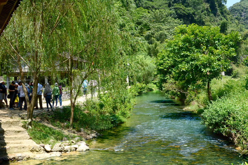 Dòng suối Khuổi Ky trong vắt chảy qua làng