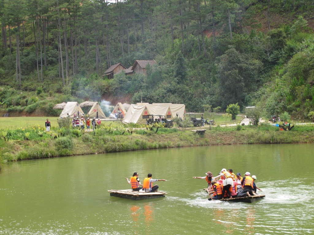 Chèo bè - Hoạt động teambuilding được yêu thích tại Làng Cù Lần