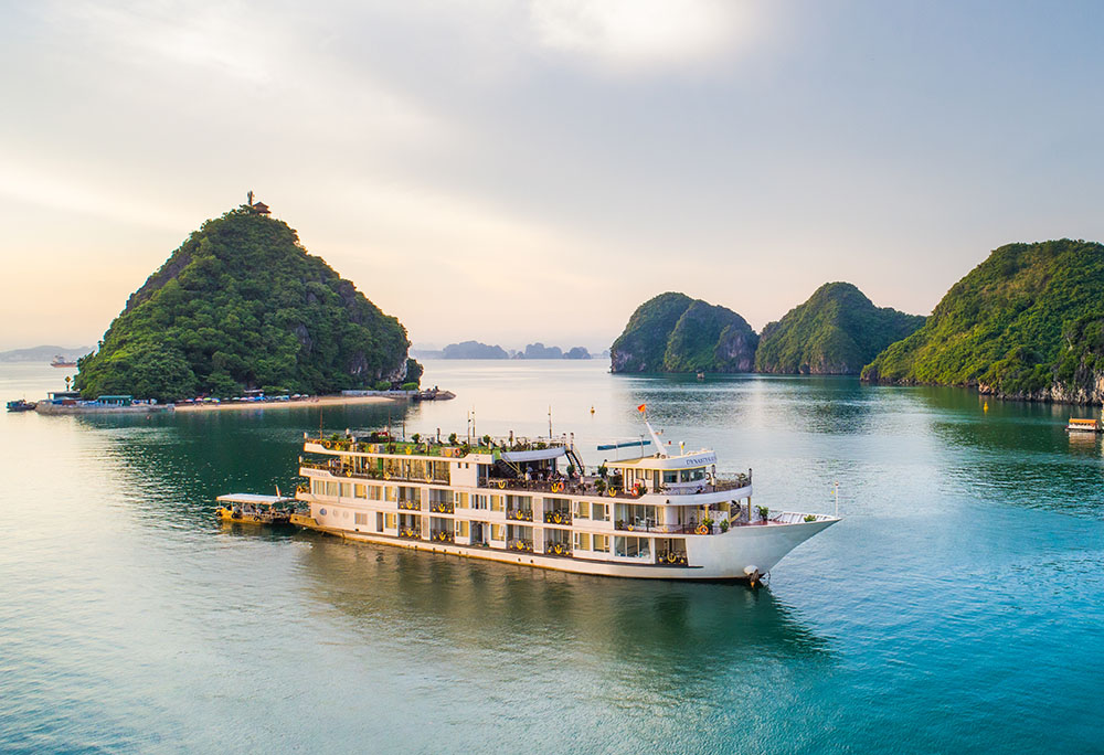 Du lịch đảo Tuần Châu Hạ Long: Ngắm vịnh Hạ Long trên du thuyền