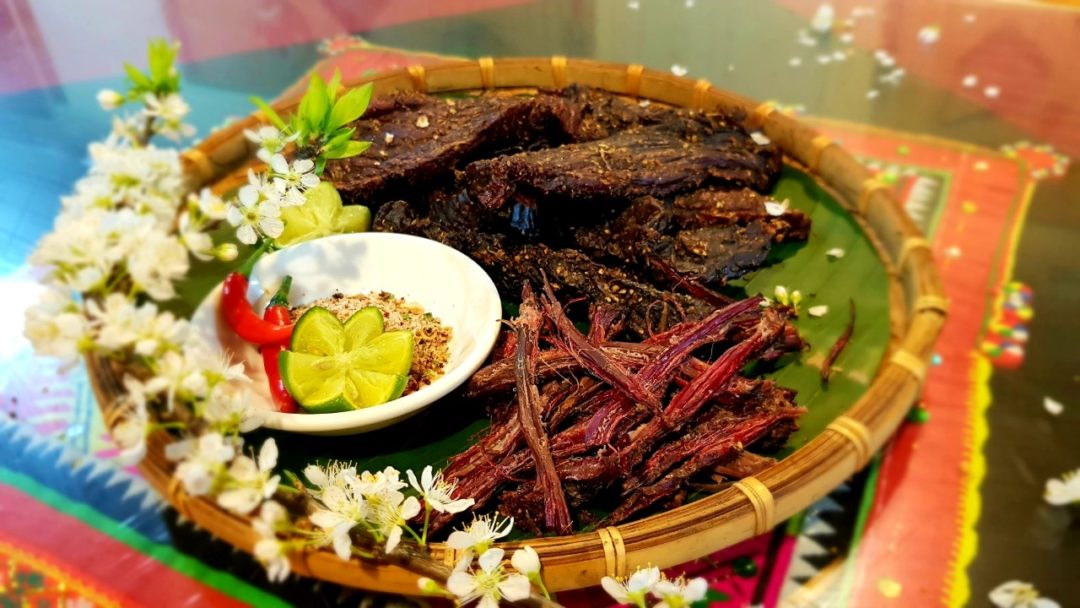 Kinh nghiệm ăn uống khi du lịch Sapa - Thịt trâu gác bếp