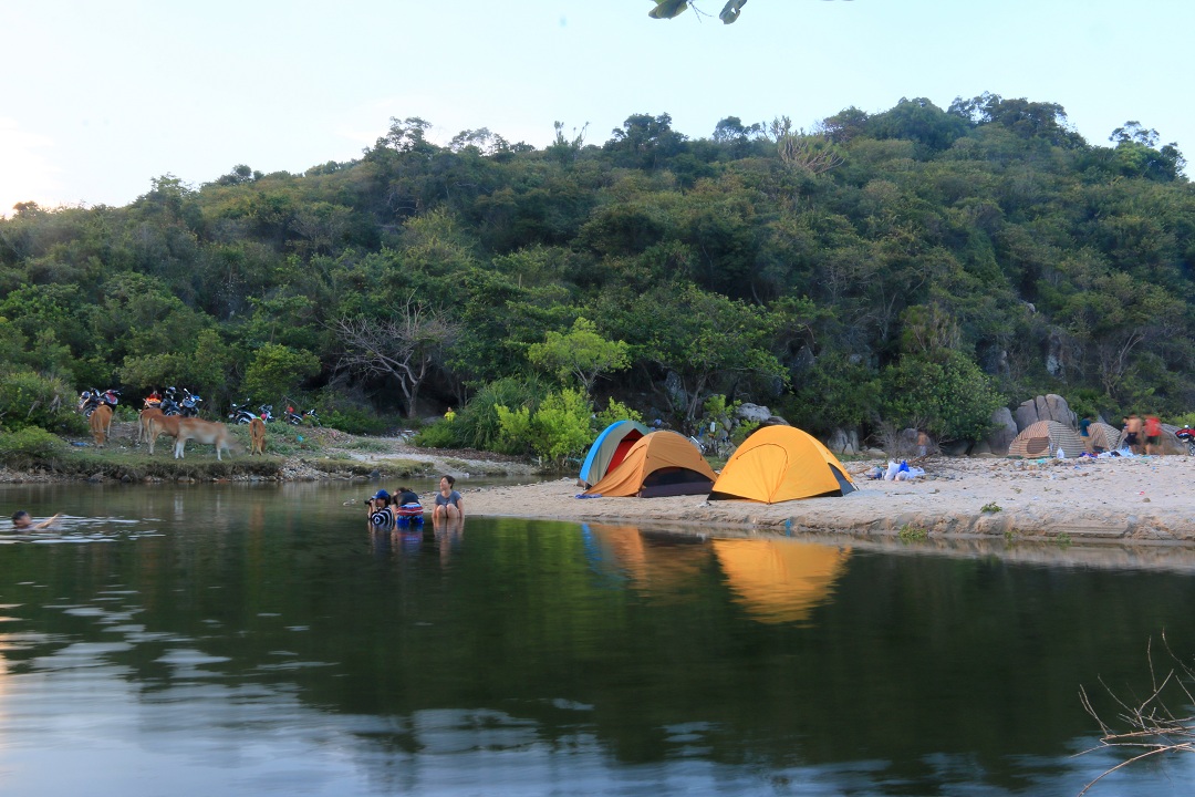 cắm trại trên đảo bình hưng