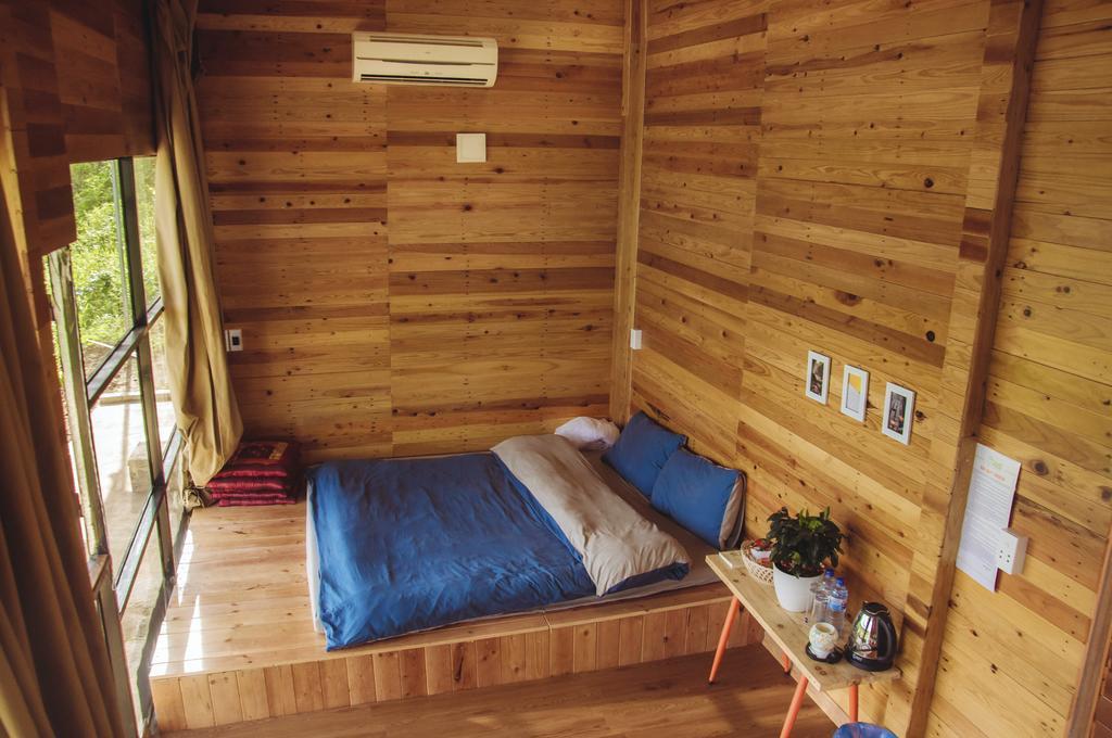 Nội thất tại VHouse đều là gỗ, tạo không gian vô cùng ấm cúng