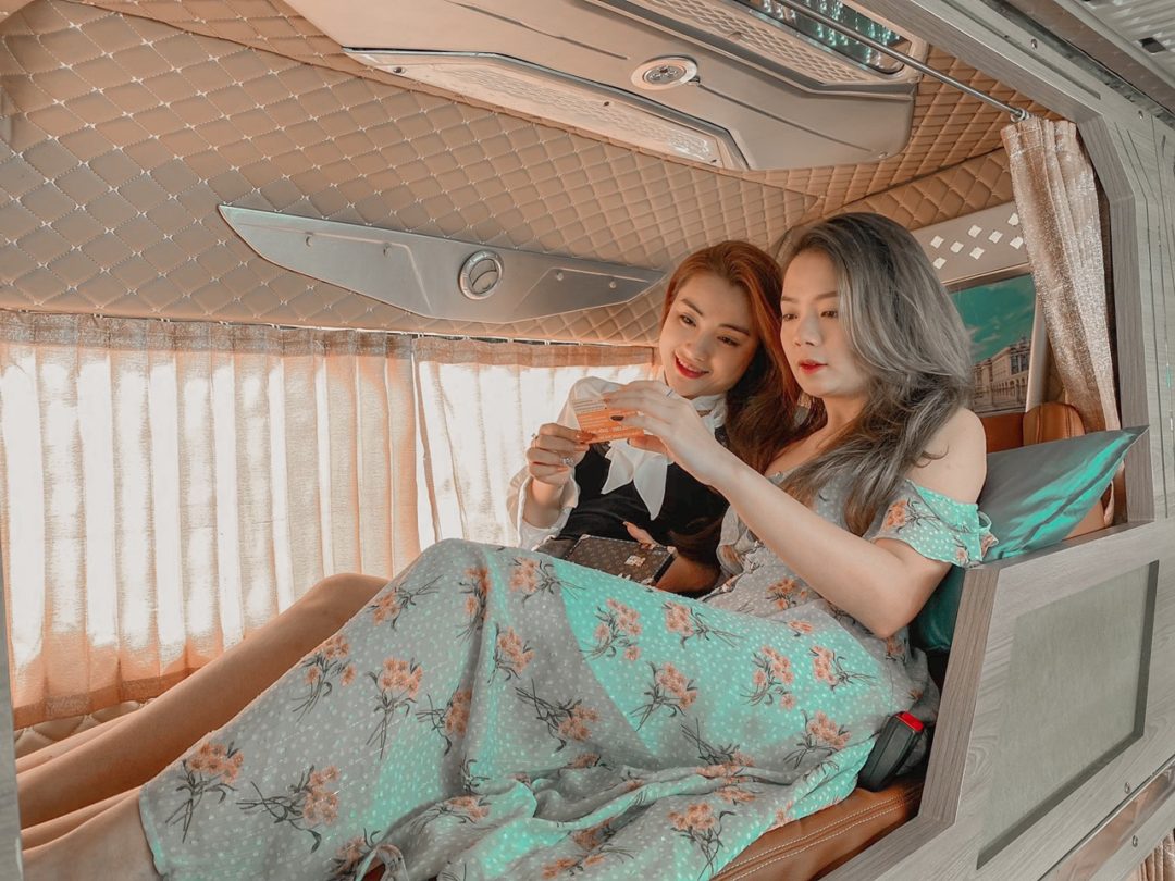 Nội thất xe Long Vân Limousine phòng đôi