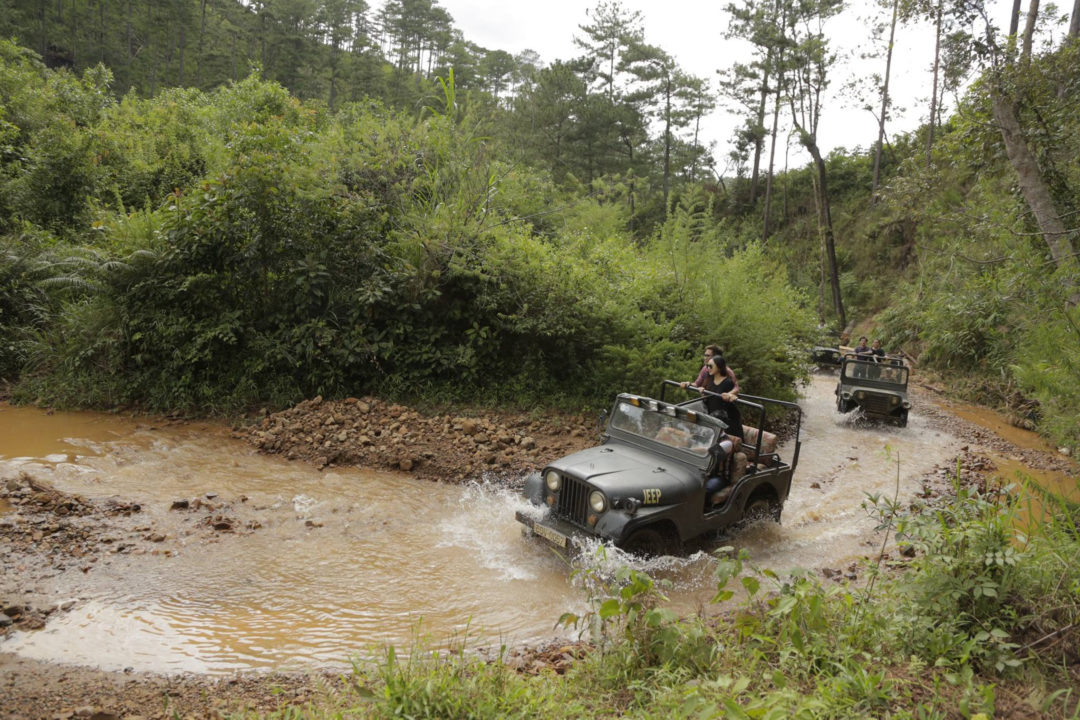 tour xe jeep làng cù lần hám phá rừng nguyên sinh