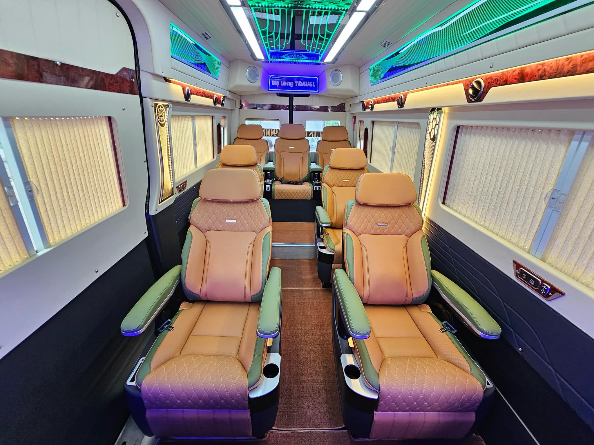 nội thất xe hạ long travel limousine 