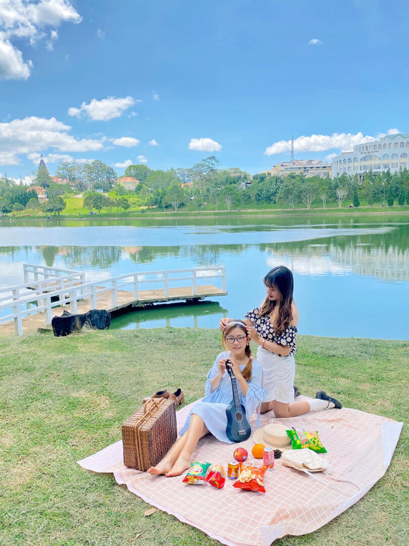 00b5b57d-to-chuc-picnic-ben-bo-ho-xuan-huong-9557613-810x1080-6882441-5211787-6582962-6533886-3103657-2760400