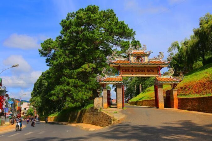 36980f74-dia-diem-du-lich-da-lat-gan-trung-tam-chua-linh-son-da-lat-2856747-675x450-2107921-1850668-6339503-7626643-3477936-4097774-7254662-7582860-6230616