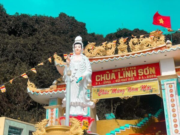 38b6264c-chua-linh-son-dao-phu-quy-4997490-600x450-6637220-5115544