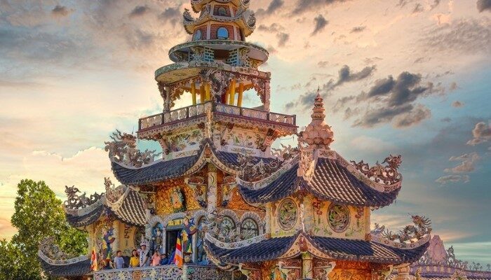 5c2cf4fd-dia-diem-du-lich-da-lat-mien-phi-chua-linh-phuoc-1176289-1568366-1214017
