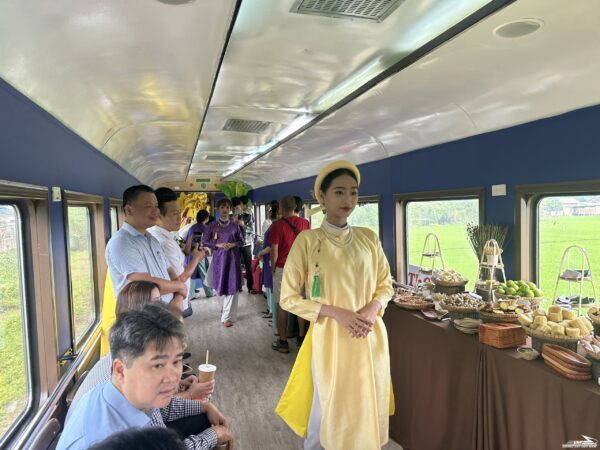 25d917ff-trinh-dien-ao-dai-tau-di-san-da-nang-hue-4507748-600x450-3285813