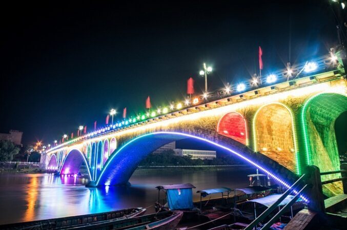 35d53ecc-ben-xe-giap-bat-di-mong-cai-7778976-677x450-8145955-6378759-7138185