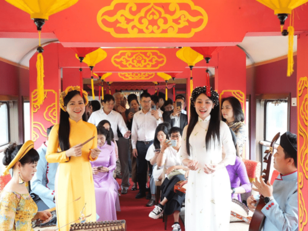 491408ff-ca-hue-co-truyen-tren-tau-5-sao-da-nang-hue-1243703-600x450-8403705-8159156-6305236