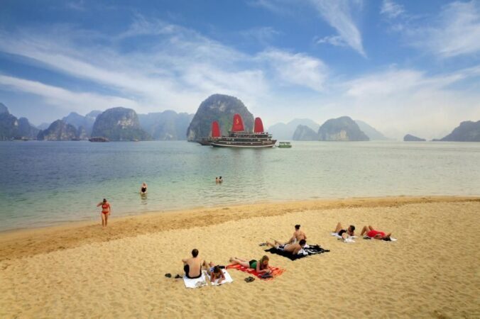 6d4971ad-tam-bien-tai-bai-tam-vang-trang-dao-ti-top-9991198-676x450-4478328-2446752