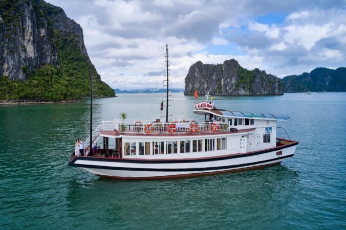 829f2106-tau-tham-quan-vinh-ha-long-2947274-676x450-8476249-7918347