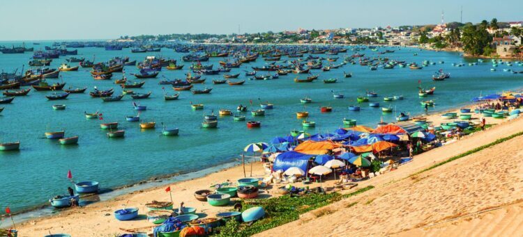84f0cef4-quan-an-gan-cang-phan-thiet-2073188-750x341-2111064-9647272