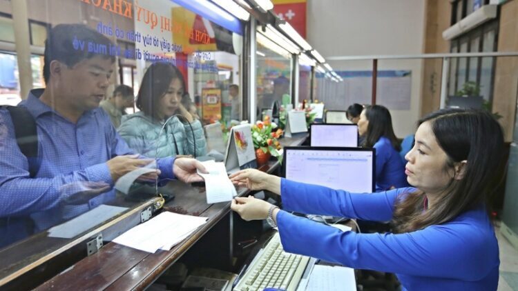 8b9ed913-mua-ve-tau-hoa-tai-nha-ga-3270863-750x422-4720274-1836277