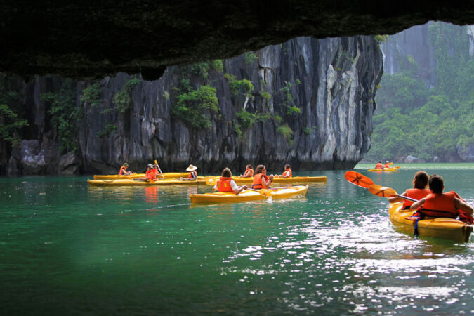 a72f65ad-cheo-thuyen-kayak-vinh-ha-long-3716625-675x450-3698307-3540531-5021784-6160081-9735809