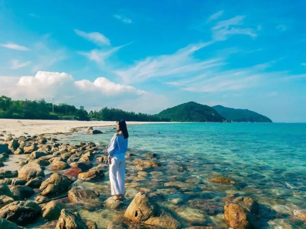 bãi tắm minh châu đảo quan lạn