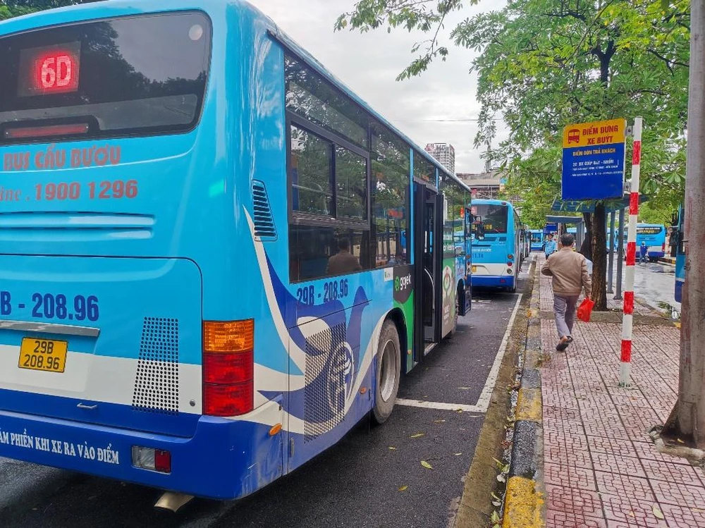 Buýt Hà Nội mở lại 118 tuyến, tần suất chạy hơn 5.350 lượt xe/ngày |  Vietnam+ (VietnamPlus)