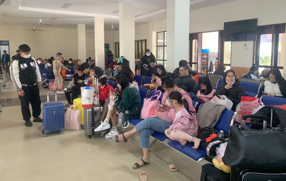 Ngày mùng 3 Tết Giáp Thìn: Sân ga đông đúc, chật kín hành khách