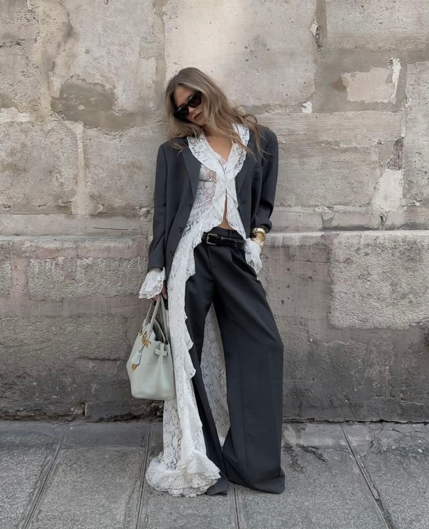 Antrasit blazer, bluz ve pantolon kombini