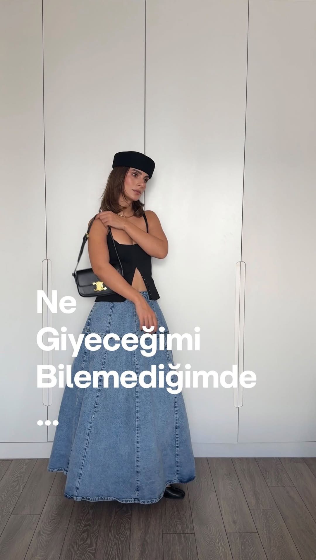 Siyah büstiyer ve mini etek kombini
