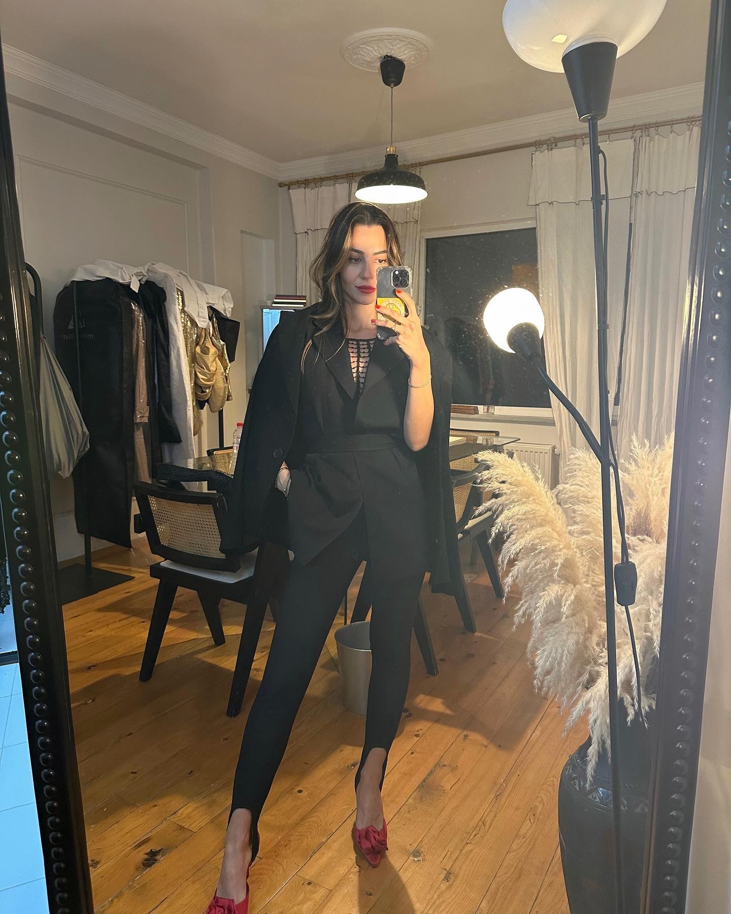 Siyah blazer, büstiyer ve pantolon kombini