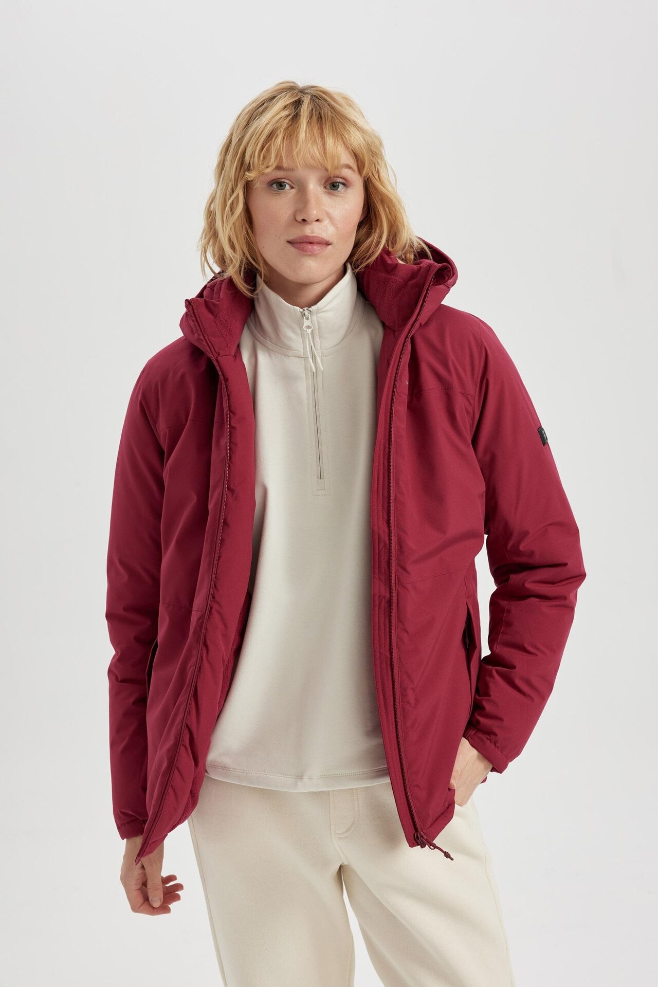 DeFacto Kadın DeFactoFit Su İtici Slim Fit Kapüşonlu Polar Astarlı Isıtıcılı Mont, Bordo