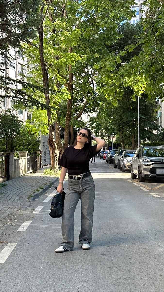 Siyah tişört ve pantolon kombini