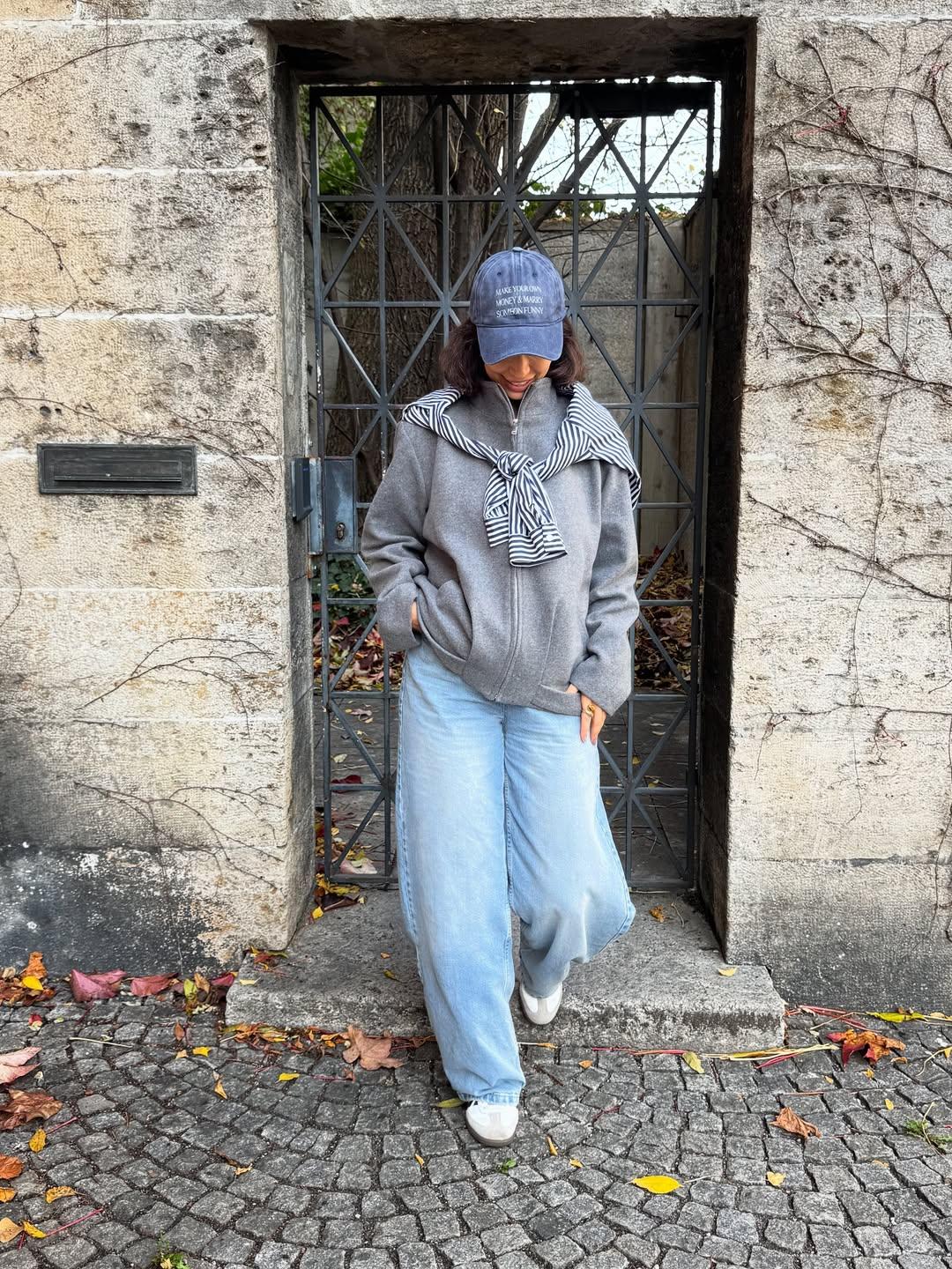 Gri sweatshirt ve pantolon kombini