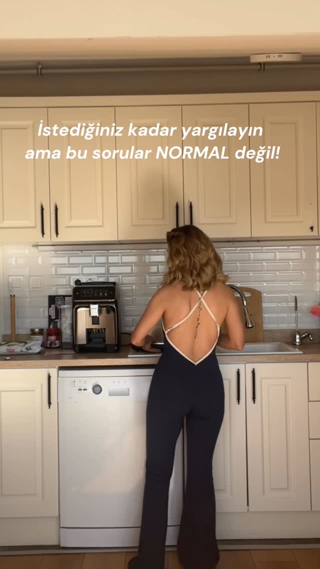 Beyaz büstiyer ve pantolon kombini