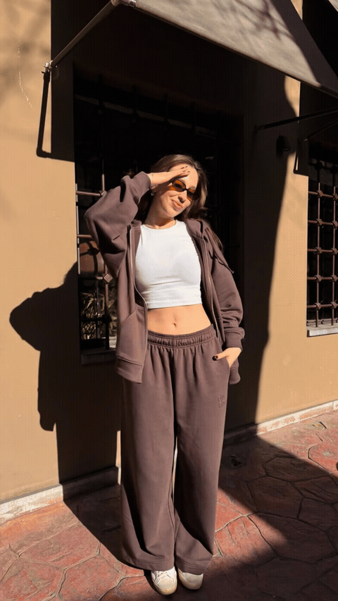 Kahverengi sweatshirt, crop top ve pantolon kombini