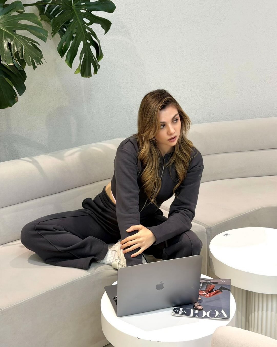 Antrasit crop sweatshirt ve eşofman altı kombini
