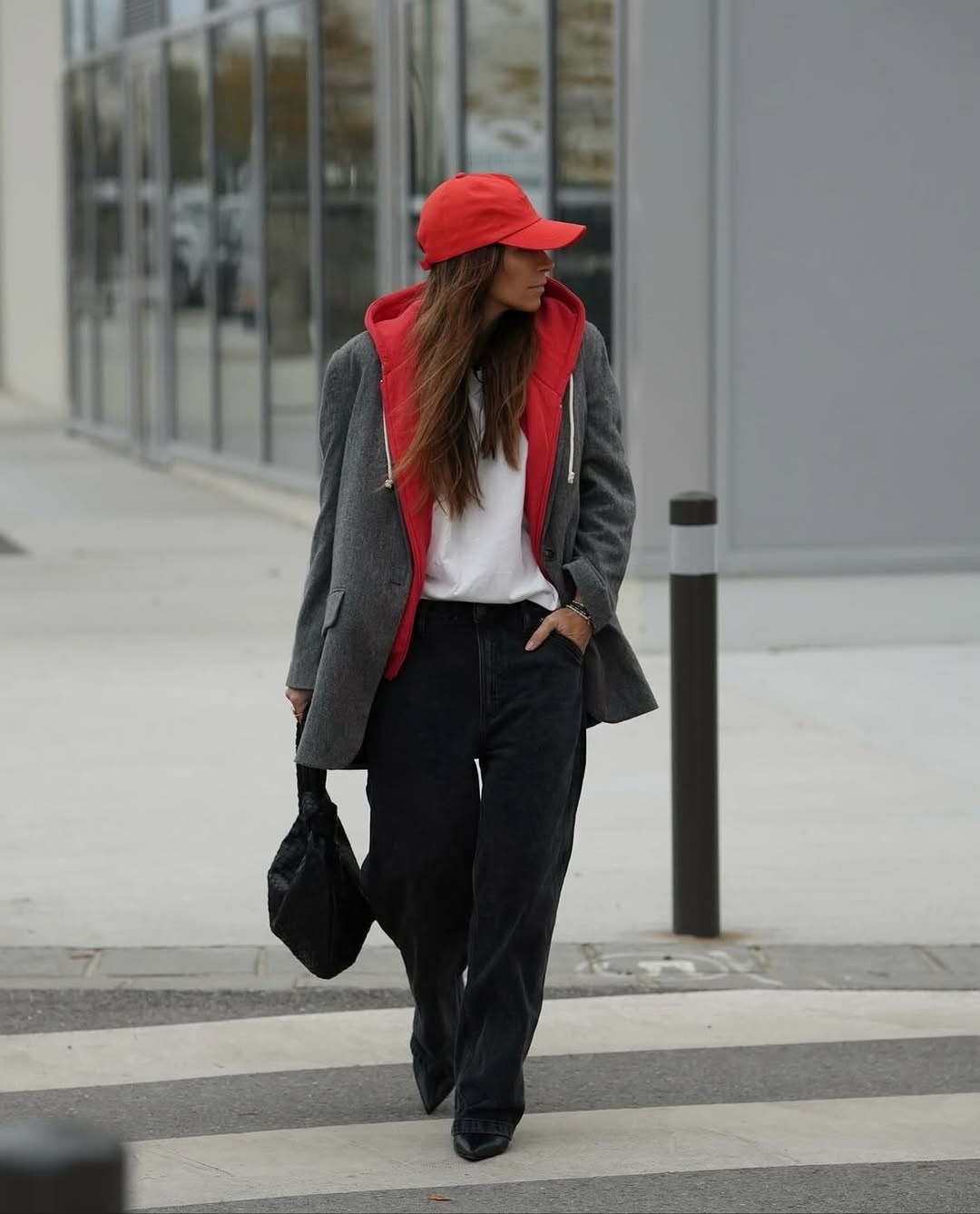 Gri blazer, sweatshirt ve jean kombini
