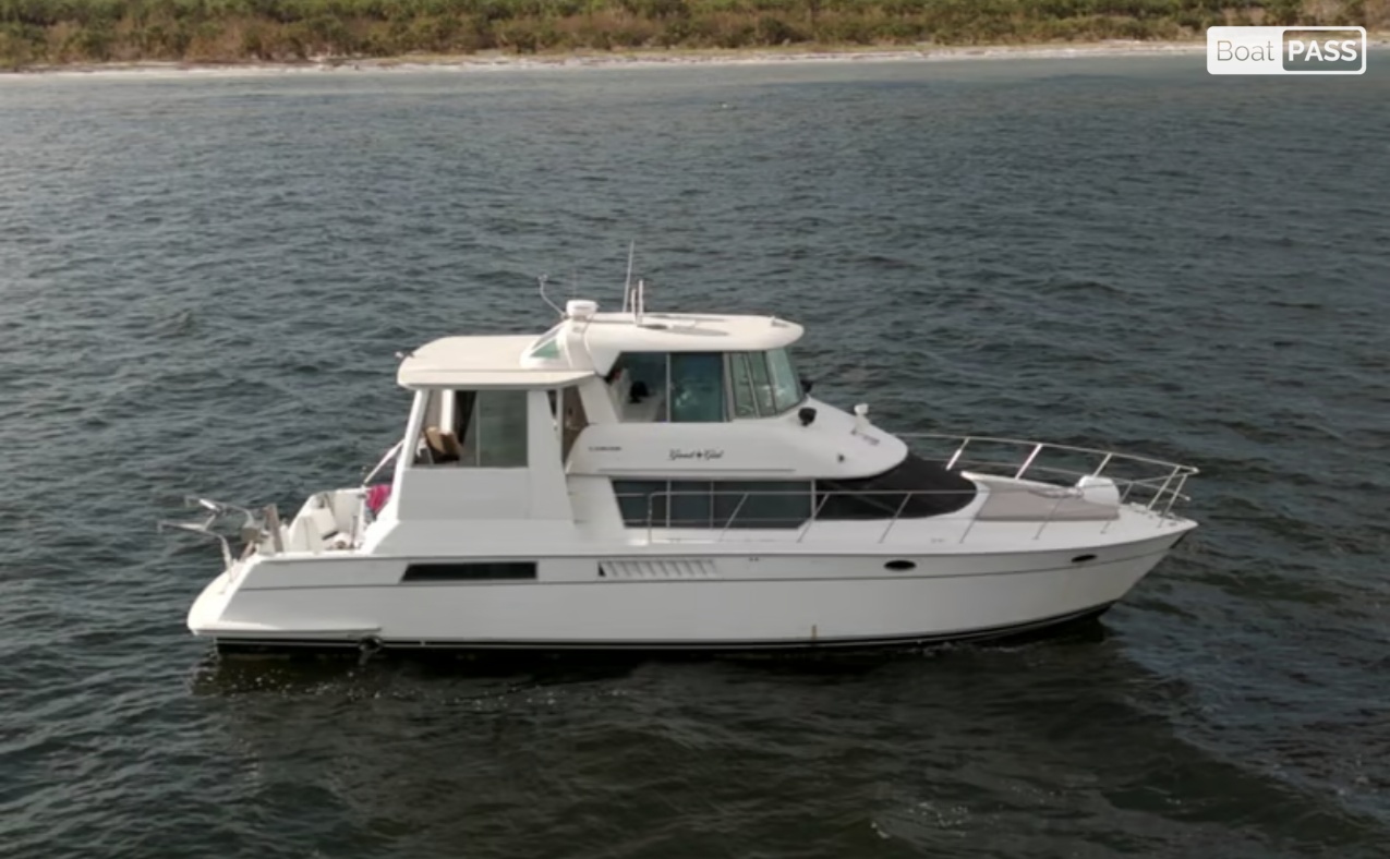 Good Girl Carver 500 Cockpit Motoryacht