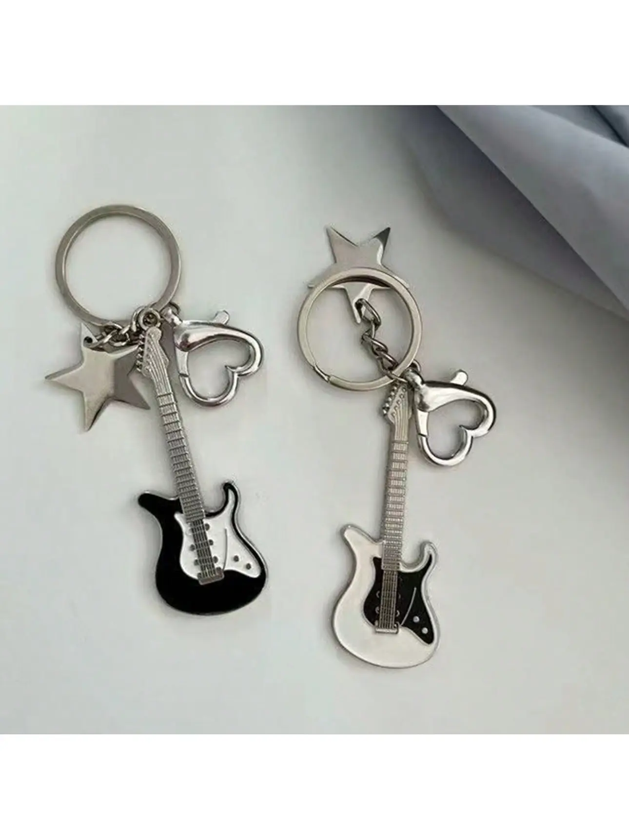 1 stuk/1 paar Cool Girl Stijl: Elektrisch Gitaar & Ster Hanger , Bass Sleutelhangers , Retro & Trendy Ins stijl Sleutelhanger Hanger , Geschikt Voor Auto Sleutels , Slim Sleutels , Juwelen , Kaart Gevallen , Toegangscontrole , Beste geschenk Voor , Vrienden , Kinderen , Familie , En
